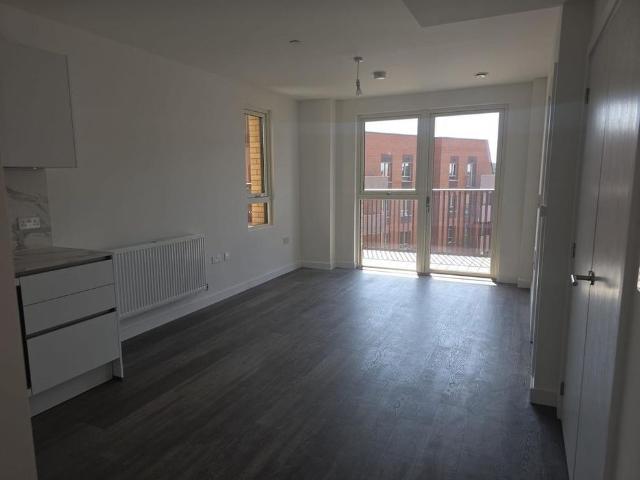 Apartment for rent in London Borough of Ealing, Park Royal