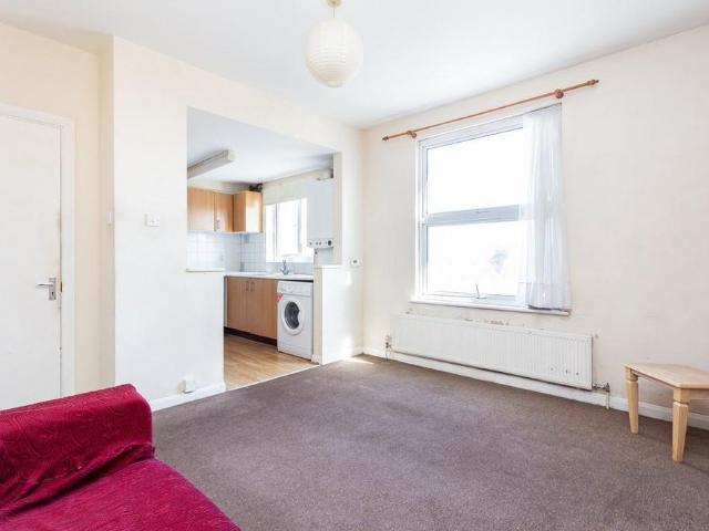 Apartment for rent in Newbury Park, Greater London