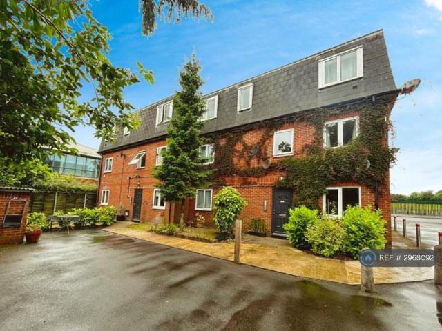 Flat for rent in Colnbrook with Poyle, Slough