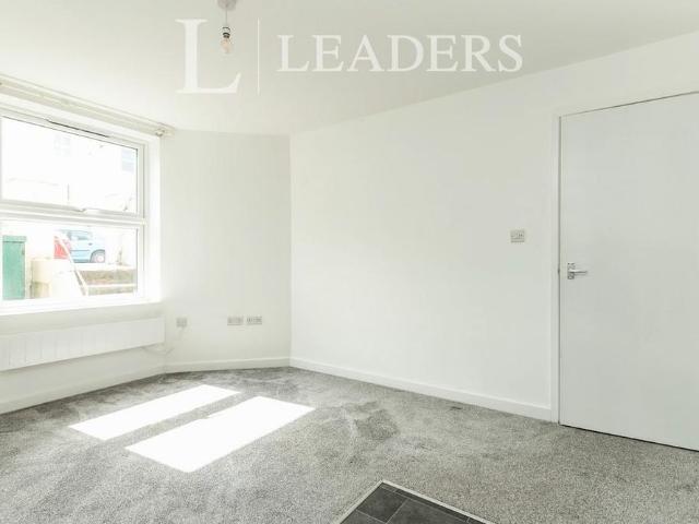 Apartment for rent in Roselands, Eastbourne