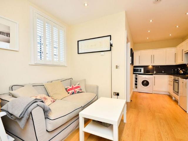 Apartment for rent in West Kensington, Greater London