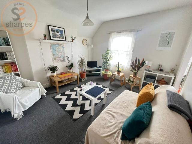Flat for rent in London Borough of Merton, Collier's Wood