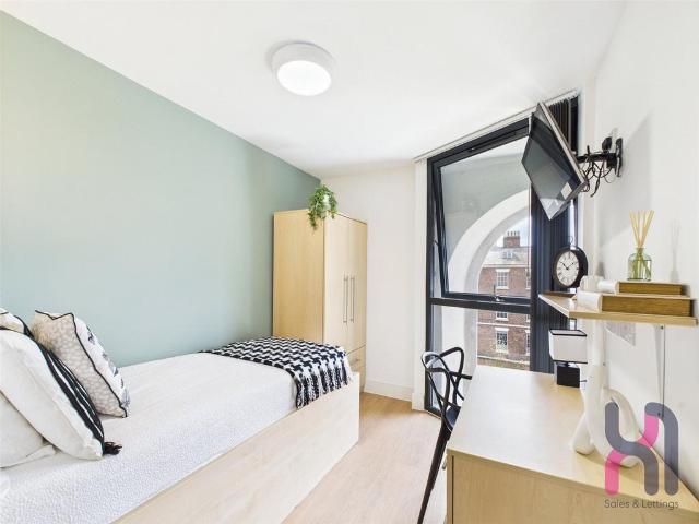 Flat for rent in Calderstones