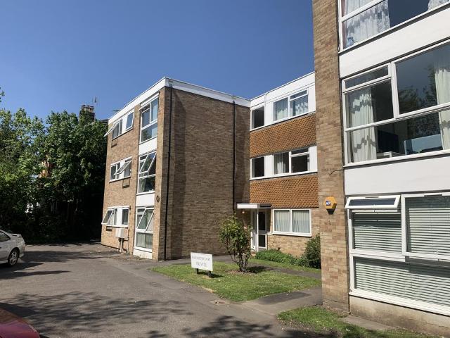 Flat for rent in Hampton Hill, Greater London