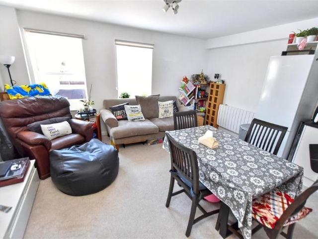 Apartment for rent in Roselands, Eastbourne