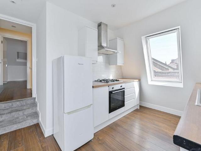 Apartment for rent in Furzedown, Greater London