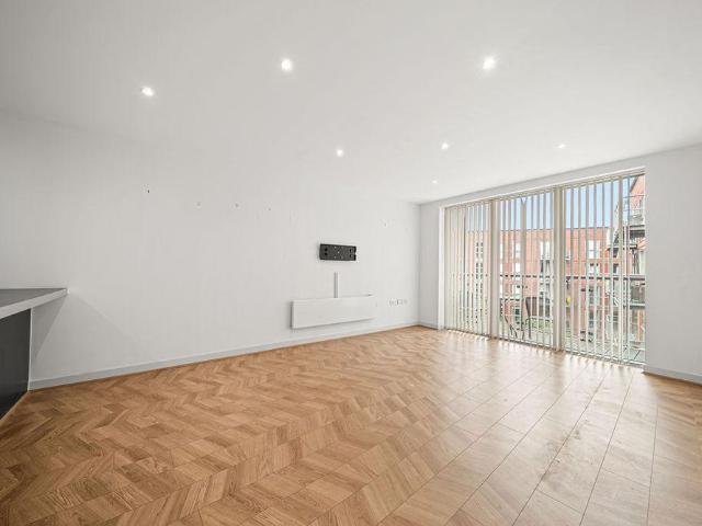 Apartment for rent in Blackhills, Surrey