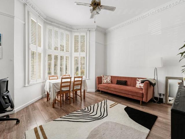 Flat for rent in West Kensington, Greater London