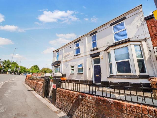 Flat for rent in Thatto Heath, St Helens