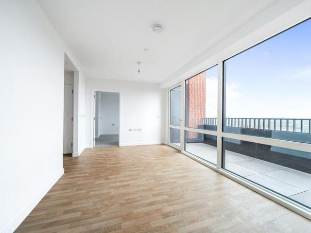 Apartment for rent in Roding Riverside, Greater London