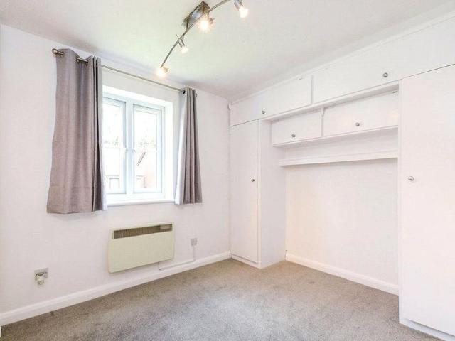 Apartment for rent in Grovehill, Pouchen End