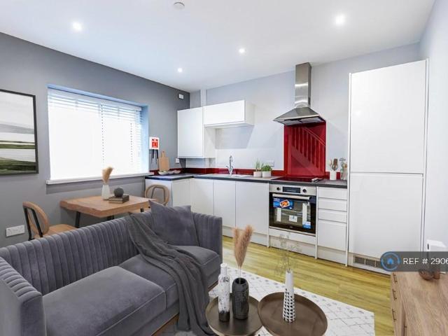Flat for rent in Allt-yr-yn, Wales