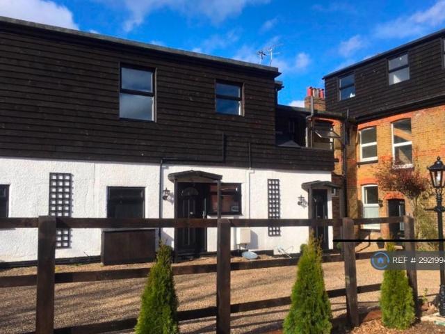 Flat for rent in Northwood, Greater London