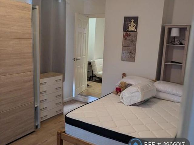 Flat for rent in Woking, Surrey