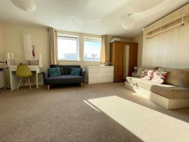 Apartment for rent in Cottenham Park, Greater London