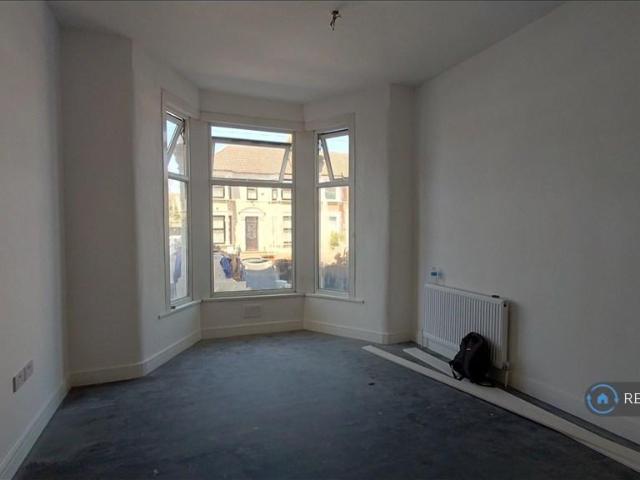 Flat for rent in Seven Kings, Greater London