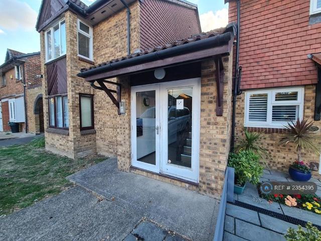 Flat for rent in London Borough of Hillingdon, Greater London
