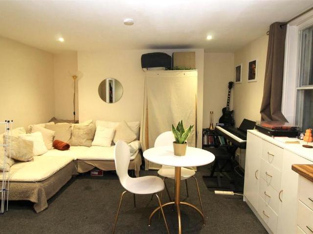 Apartment for rent in Oxenden, Canterbury