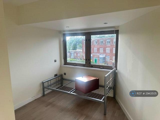Flat for rent in Pachesham Park, Surrey