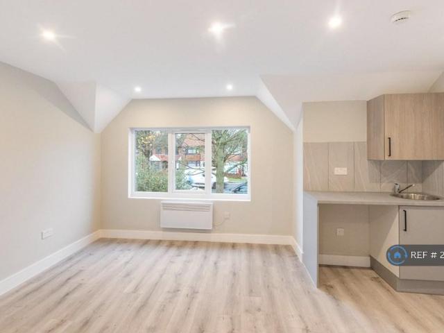Flat for rent in Yeading, Greater London
