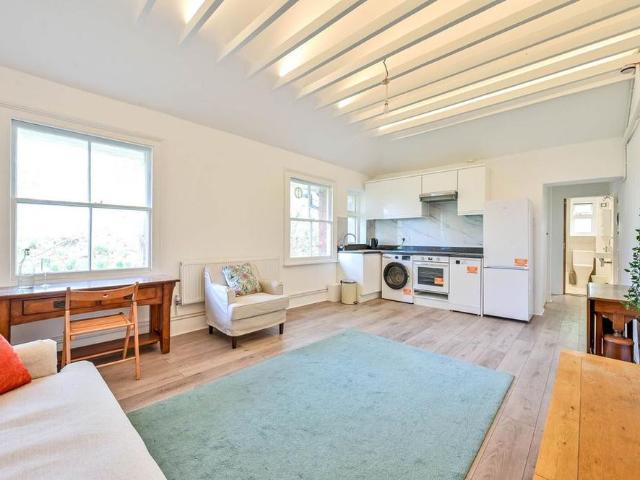 Apartment for rent in Cottenham Park, Greater London