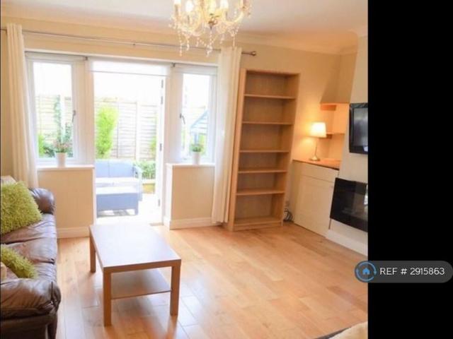 Apartment for rent in Oakwood, West Yorkshire