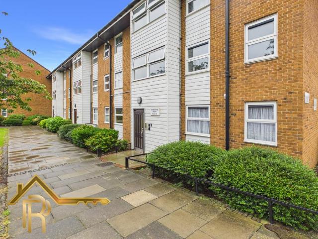Flat for rent in Harold Hill, Greater London