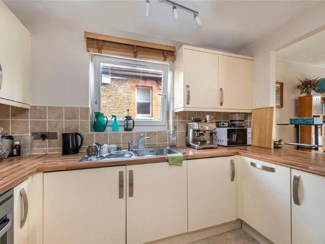 Apartment for rent in North Sheen, Greater London