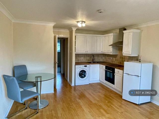 Flat for rent in Harmondsworth, Greater London