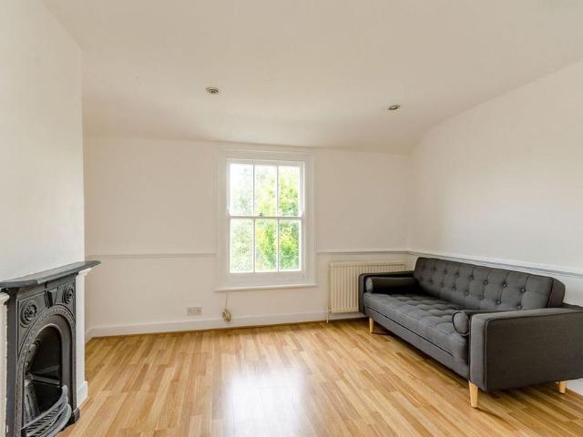 Apartment for rent in London Borough of Merton, Merton Park