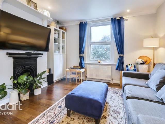 Flat for rent in London Borough of Croydon, Waddon