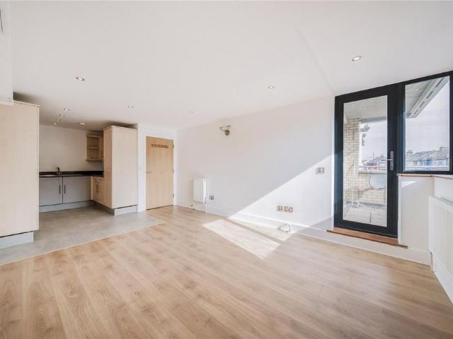 Apartment for rent in Upton, Greater London