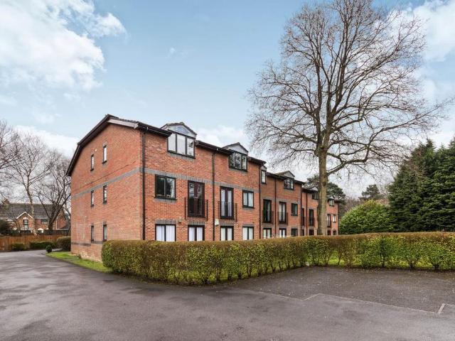 Flat for rent in Martin's Heron, Winkfield