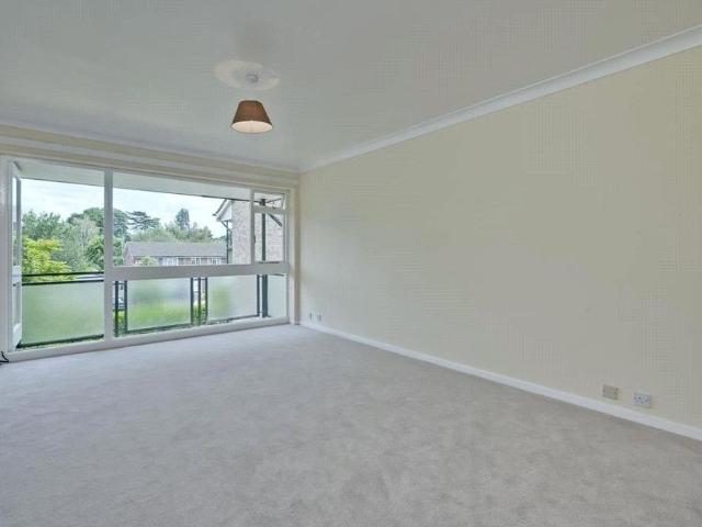 Apartment for rent in Blackhills, Surrey