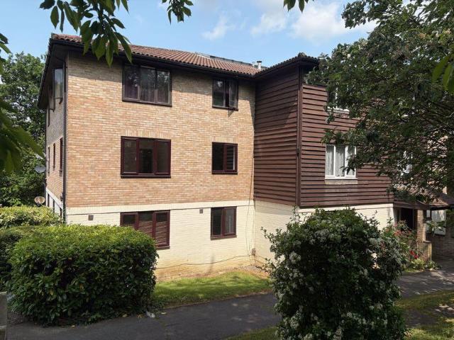 Flat for rent in London Borough of Croydon, Purley