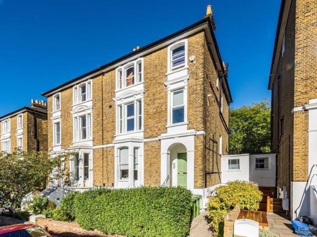 Flat for rent in North Sheen, Greater London