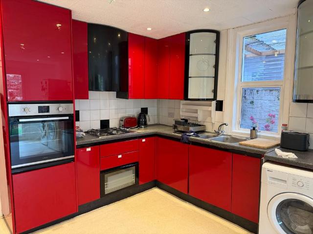 Flat for rent in Brondesbury, Greater London
