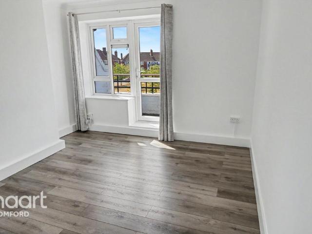 Flat for rent in Harold Hill, Greater London