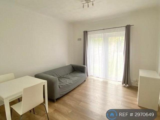 Flat for rent in Holywell Estate, North Watford