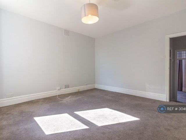 Apartment for rent in London Borough of Merton, Merton Park