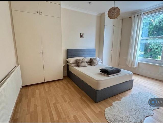 Flat for rent in London Borough of Ealing, Isle Of Man