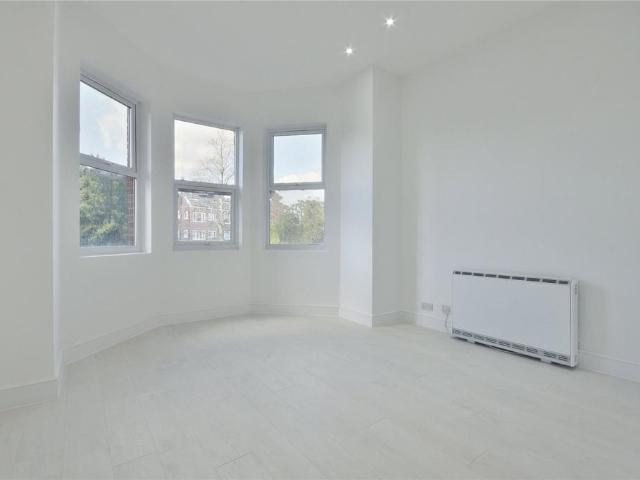 Flat for rent in Woodside Park, Greater London