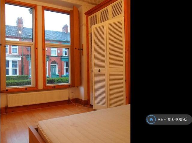 Flat for rent in Calderstones