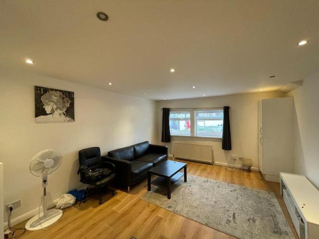 Apartment for rent in London Borough of Ealing, Greenford