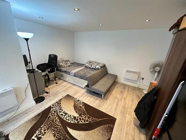 Flat for rent in London Borough of Hounslow, Cat Hill
