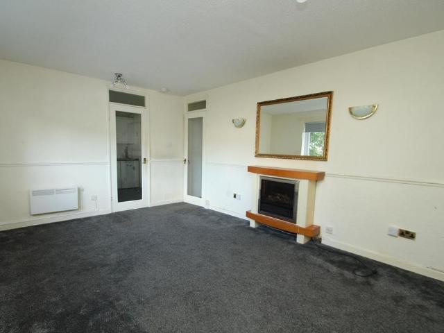 Apartment for rent in Maryhill Park, Summerston