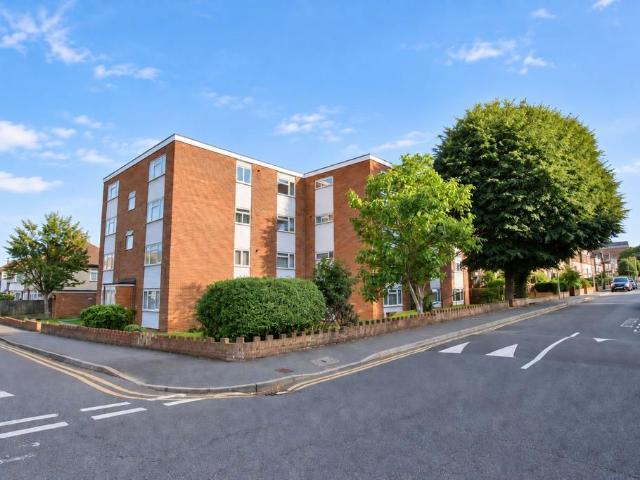 Flat for rent in London Borough of Sutton, Greater London