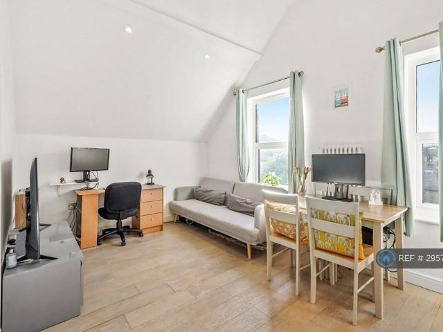 Apartment for rent in Woodcote, Epsom