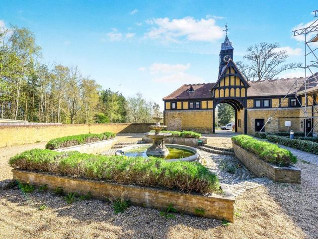 Flat for rent in Red Hill, Surrey