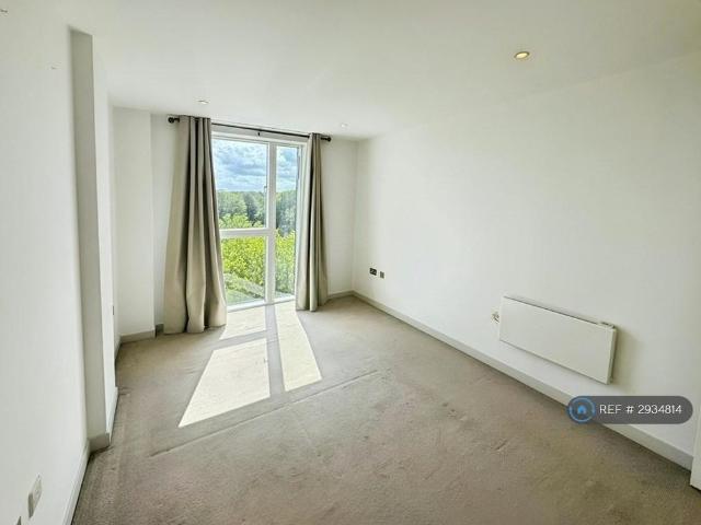 Apartment for rent in Blackhills, Surrey